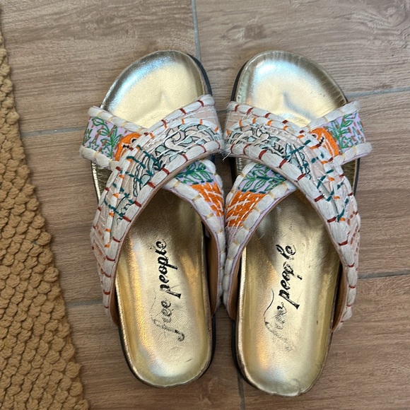 Free People Sandals REDUCED PRICE due to fading label in sole, see last pic - Picture 10 of 11